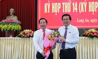 Bí thư Tỉnh ủy, Chủ tịch HĐND tỉnh Long An Phạm Văn Rạnh tặng hoa chúc mừng ông Nguyễn Văn Út. Ảnh: Báo Long An 