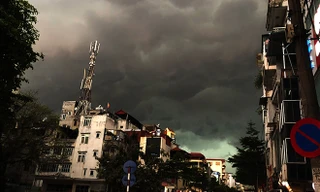 Trời Hà Nội nổi giông lốc mạnh giờ tan tầm