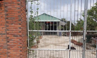 Sới bạc nằm sâu phía trong vườn cây tại TP Tân An vừa bị triệt phá. 