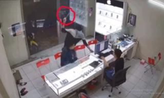 Kinh hãi cảnh chủ cửa hàng điện thoại bị chém tại nơi làm việc