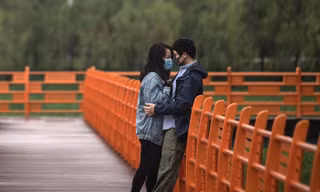 Cặp đôi hẹn hò trong công viên Jiangtan sau khi Vũ Hán mở cửa trở lại vào ngày 26/3. Ảnh: Getty.