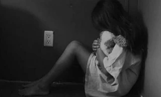 Mở phim đồi trụy cho hai bé gái xem rồi thực hiện hành vi đồi bại