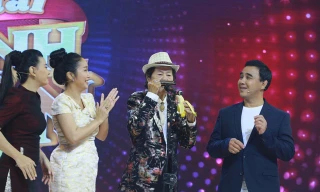 Cụ U90 gây 'sốt' khi vừa thổi kèn harmonica bằng mũi vừa ăn... chuối