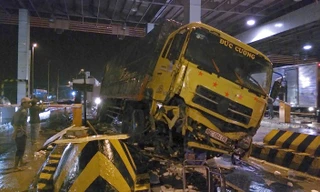 Xe tải tông sập cabin thu phí