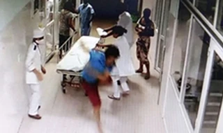 Tạm giam nhóm côn đồ hành hung bác sĩ ở tuyến đầu chống dịch