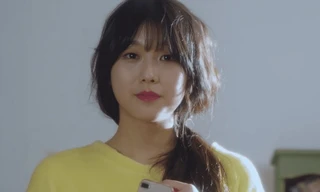 Go Soo Jung sinh năm 1995, là nữ diễn viên trẻ đang lên tại Hàn Quốc.