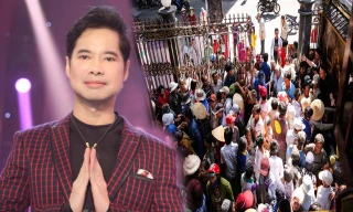 Hàng trăm người dân chen lấn trước cửa nhà Ngọc Sơn để được phát gạo và tiền