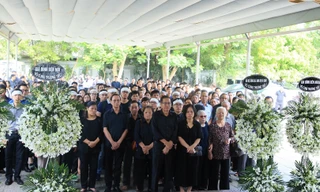 Đám tang phủ toàn hoa trắng của MC Thể thao Diệu Linh 