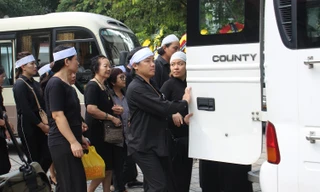 'Thị Nở' Đức Lưu lặng người theo xe chở linh cữu tiễn biệt Bùi Cường 