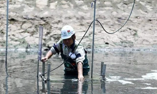 Chuyên gia Nhật Bản lội sông Tô Lịch ngửi mùi nước sau xử lý