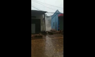 Nhà 3 tầng ở Sơn La đổ sụp xuống dòng lũ dữ trong tích tắc