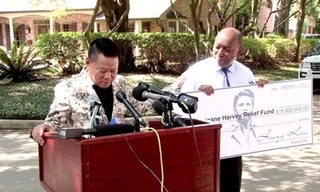 Tỷ phú Hoàng Kiều hỗ trợ 5 triệu đô la khắc phục bão Harvey ở Houston