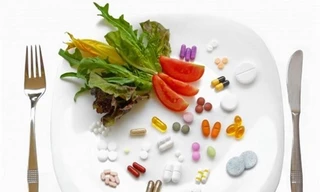 Những thực phẩm và thuốc tuyệt đối không nên dùng cùng lúc