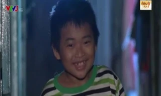 Cậu bé 11 tuổi bán vé số giúp mẹ nuôi anh trai bại não