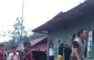 Trẻ vùng cao nhảy hip hop điệu nghệ trên đất gồ ghề trước thềm khai giảng