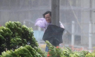 Sóng to gió lớn tấn công Trung Quốc trong bão Hato