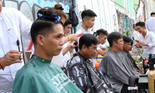 Tiệm cắt tóc miễn phí trên bãi đất trống ở Sài Gòn
