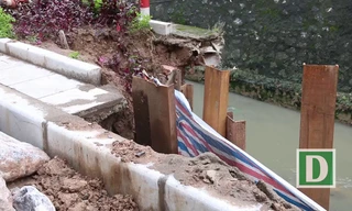 Nơm nớp lo khi đi qua đường sạt lở ở Hà Nội