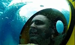 Thích thú trò chơi 'lái xe' ngắm cảnh dưới... đáy đại dương