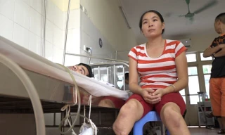 Người vợ không chân 5 năm chăm chồng bị liệt