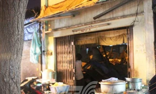 Nhóm 'Ninja' lái máy xúc đánh sập nhà dân giữa Sài Gòn