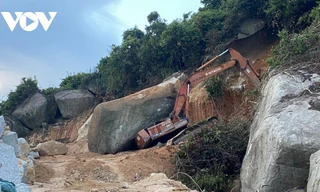 Tài xế bị tảng đá lớn đè trúng, tử vong trong cabin