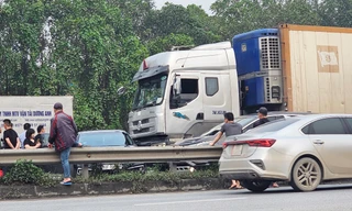 Va chạm với xe tải, xe con quay ngang trên cao tốc Pháp Vân – Cầu Giẽ