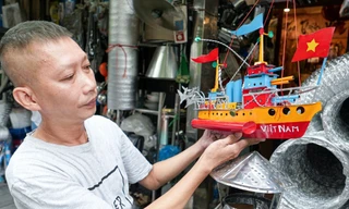 Về miền ký ức tuổi thơ với món đồ chơi Trung thu 'tàu thủy sắt tây'