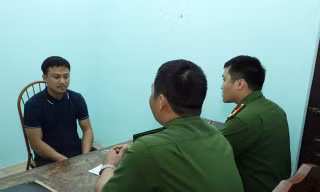 Bị mời về trụ sở làm việc, người đàn ông đấm công an rồi lên ô tô bỏ chạy