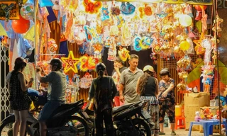 Khách đông nghịt, tiểu thương 3 ngày bán 500 chiếc lồng đèn siêu sốt