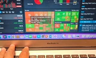 Vì sao người nhà một số sếp ngân hàng 'rủ nhau' bán sạch cổ phiếu?