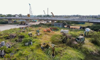 'Nghĩa địa' máy móc trên công trường cao tốc Bến Lức - Long Thành