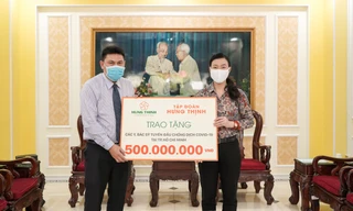 Ông Nguyễn Nam Hiền – Phó Tổng Giám đốc Tập đoàn Hưng Thịnh trao tặng 500 triệu đồng cho đội ngũ Y, Bác sĩ tuyến đầu chống dịch Covid-19 tại TP.HCM thông qua Ủy ban MTTQ Việt Nam TP.HCM (31/3/2020) 