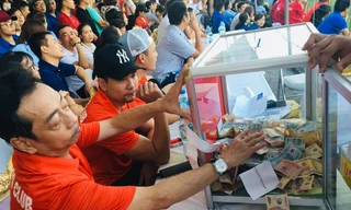 NSND Hoàng Dũng bên hòm tiền từ thiện