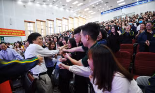 Chào tân sinh viên 2020 và ra mắt đặc san Trường học hay Trường đời 2