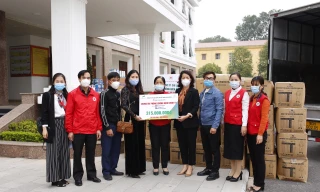 Tặng hơn 10.000 bộ quần áo phòng dịch cho các điểm nóng COVID-19 tại Hải Dương và Quảng Ninh