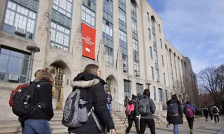 Con đường nào để sinh viên Việt Nam ở lại Mỹ sau chỉ thị visa mới?