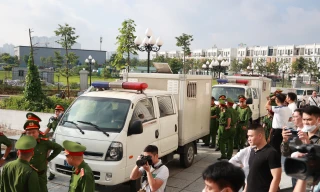 Xét xử vụ chuyến bay giải cứu: Hàng trăm người túc trực ngoài cửa tòa án, an ninh thắt chặt