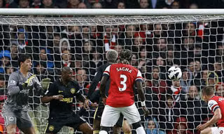 Ghi ba bàn trong tám phút, Arsenal trở lại top bốn