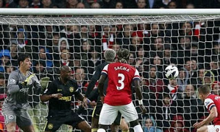 Ghi ba bàn trong tám phút, Arsenal trở lại top bốn