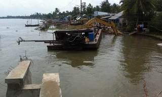 50m kè sông vừa xây xong bỗng sụp đổ