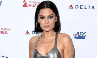 Jessie J công bố đang mang thai con đầu lòng