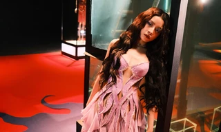 Chi Pu hóa mỹ nhân bạch tuộc, bám dính người yêu không rời trong MV "Black Hickey"