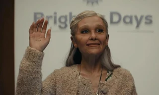 "Bà lão" ​Ariana Grande hoài niệm quá khứ, gây xúc động trong phim ngắn mới