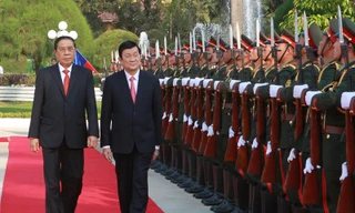 Chủ tịch nước CHDCND Lào Choummaly Sayasone và Chủ tịch nước Trương Tấn Sang duyệt đội danh dự Ảnh: TTXVN