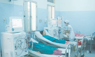 Nhiều bệnh nhân ghép thận ở nước ngoài đang điều trị tại BV Chợ Rẫy do thải ghép và biến chứng Ảnh: L.N