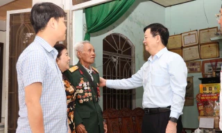 Phó Thủ tướng Mai Văn Chính thăm Anh hùng Lực lượng vũ trang nhân dân Bo Bo Tới