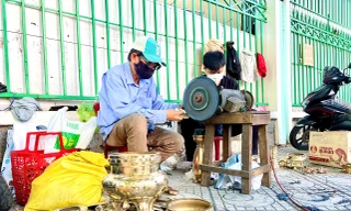 Kiếm tiền triệu mỗi ngày nhờ nghề đánh bóng lư đồng dịp Tết