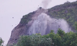 Khoan 13 mũi nổ mìn phá tảng đá ‘khủng’ trên đèo ở Nha Trang