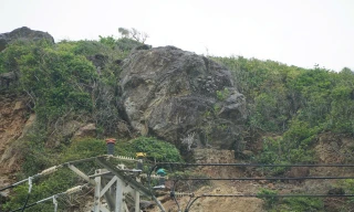 Cấm đường ra sân bay để xử lý tảng đá 'khủng' trên đèo ở Nha Trang